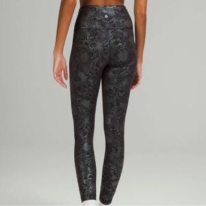 Lululemon Wunder Train High-Rise Tight 25" *Foil
Logo Flourish Black Iridescent